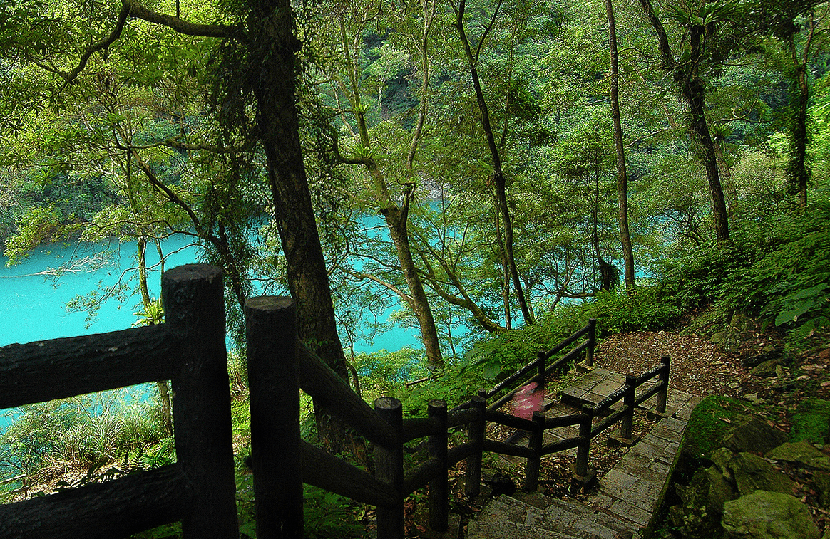 走進瀑布與山林之間，內洞森林遊樂區一種很慢的美，把步伐放慢剛剛好