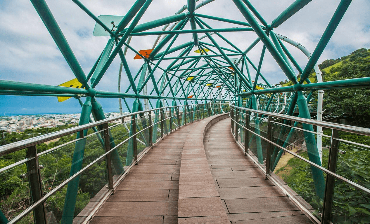 走進台中的山風與陽光，一路沿著步道緩緩上行，把健行的節奏留給身體與心