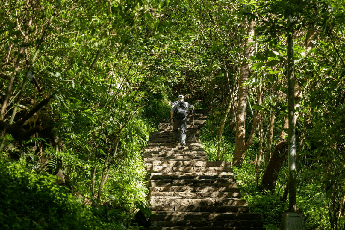 從硬漢嶺遠眺，淡水河口與觀音山下的景色一覽無遺，視野相當遼闊