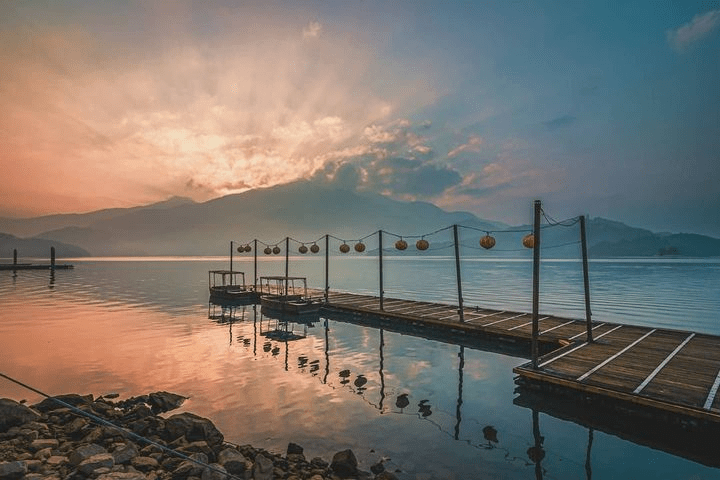 清晨時分的日月潭碼頭，靜謐的湖水與古色古香的燈籠相映成趣