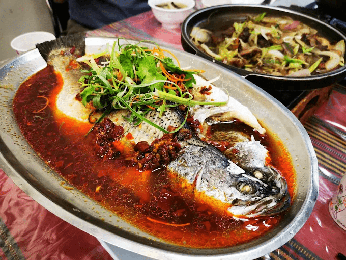 精緻的邵族風味套餐，包含竹筒飯、山豬肉與在地野菜