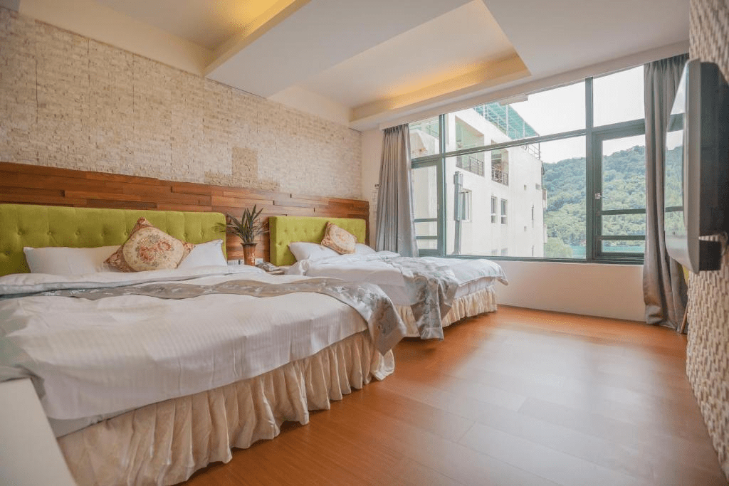 從飯店房間陽台望出去的景色，可以直接欣賞到日月潭的湖面全景