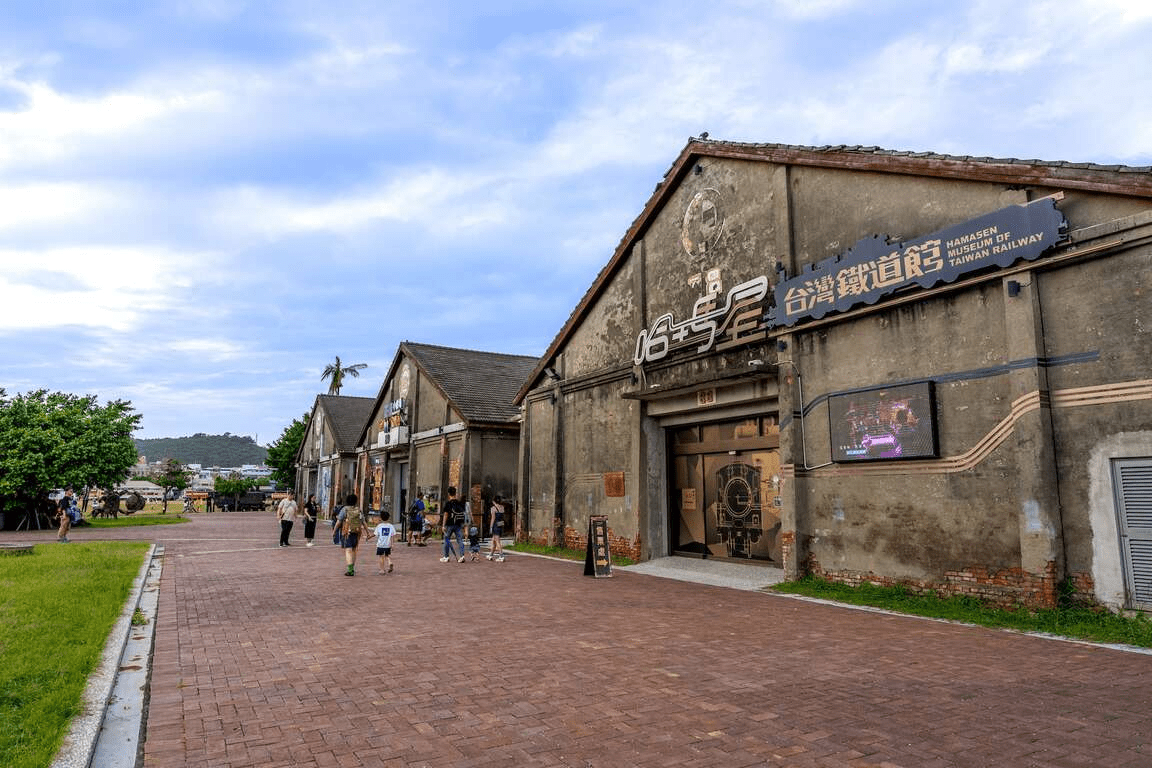 高雄前鎮的海風吹著步伐走進承億酒店，在高空泳池的光影裡重新找回旅行的節奏