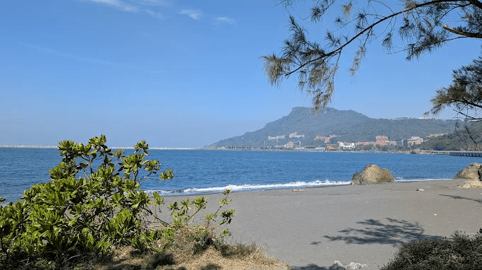 走進旗津旗後山的海岸步道，在黃昏的金色微光裡遇見最溫柔的海面與風