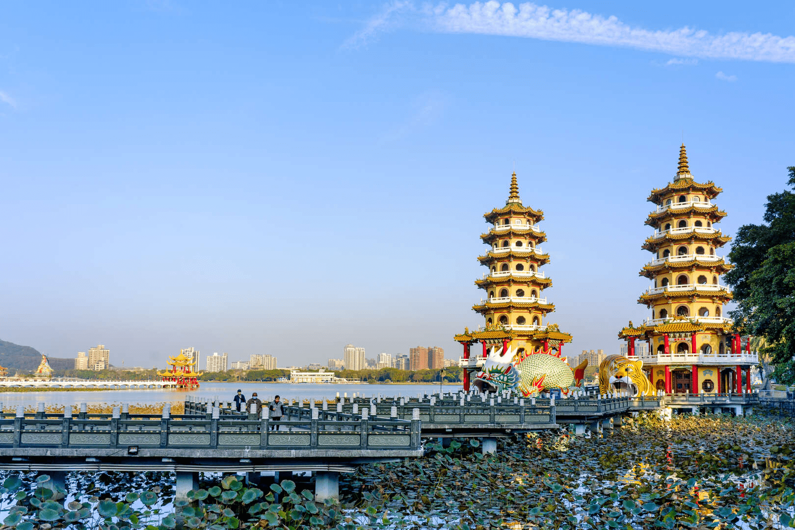 走在高雄的陽光與海風吹拂裡，用一天的時間漫步五大經典景點感受城市的脈動