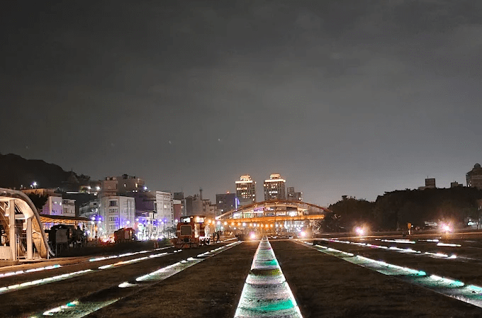 在清晨湖光中啟程，用高雄一日遊走過美術館綠地、海風島景與夜色街區的輕快節奏