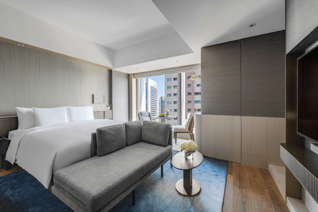 走進高雄洲際酒店，在微風穿過林蔭的午後找一段安靜而舒適的入住時光