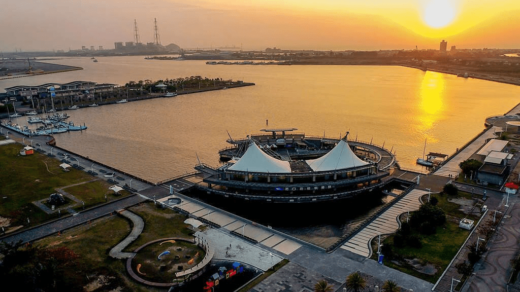 跟著夕陽一路向南抵達高雄興達港觀光漁市，在光影與鹹味裡把最新鮮的海味慢慢帶回家