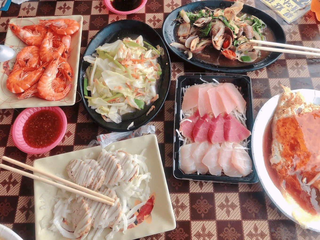 跟著夕陽一路向南抵達高雄興達港觀光漁市，在光影與鹹味裡把最新鮮的海味慢慢帶回家