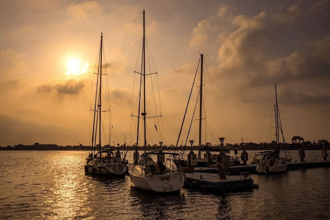 跟著夕陽一路向南抵達高雄興達港觀光漁市，在光影與鹹味裡把最新鮮的海味慢慢帶回家