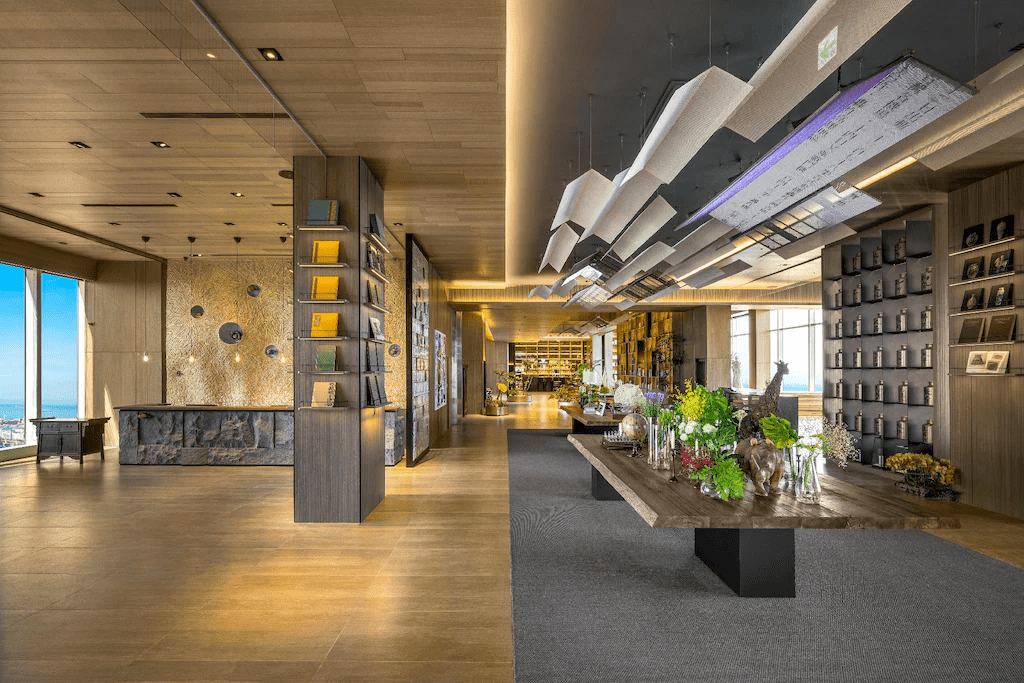 高雄前鎮的海風吹著步伐走進承億酒店，在高空泳池的光影裡重新找回旅行的節奏