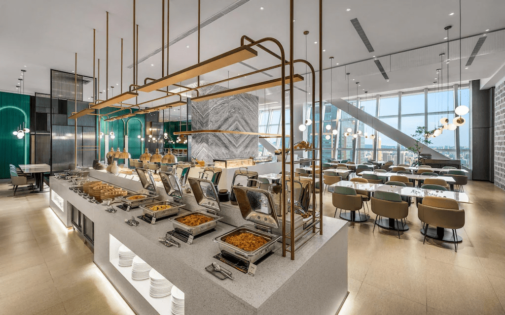 高雄前鎮的海風吹著步伐走進承億酒店，在高空泳池的光影裡重新找回旅行的節奏