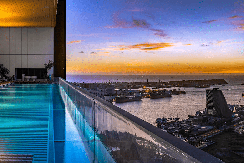 高雄前鎮的海風吹著步伐走進承億酒店，在高空泳池的光影裡重新找回旅行的節奏
