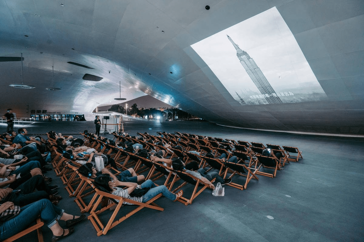 沿著傍晚的光走進高雄衛武營，在草地與建築之間找回一段被風輕輕托住的散步時光