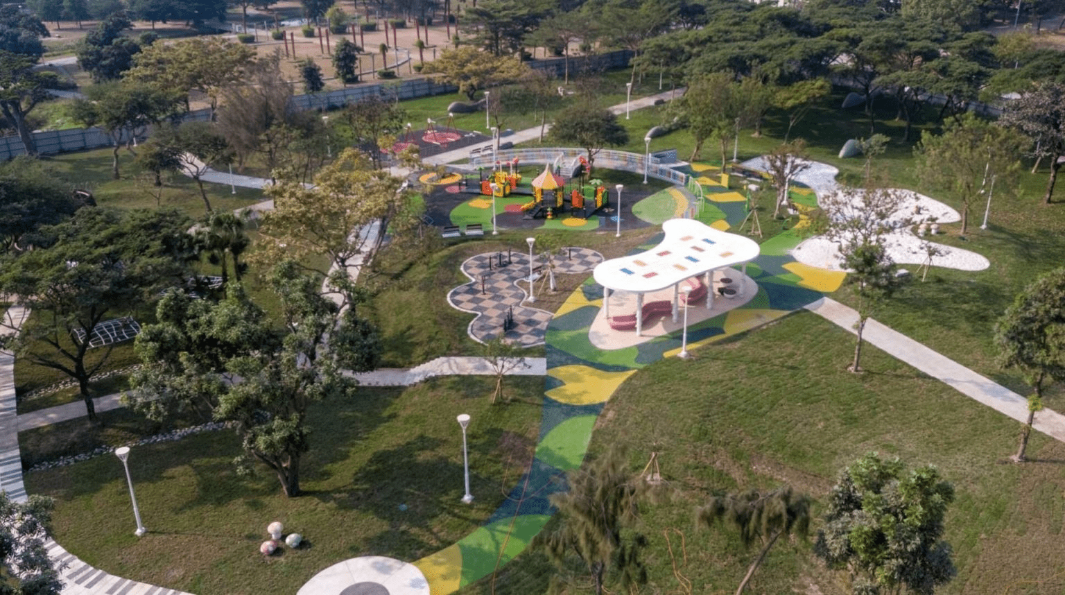 沿著傍晚的光走進高雄衛武營，在草地與建築之間找回一段被風輕輕托住的散步時光