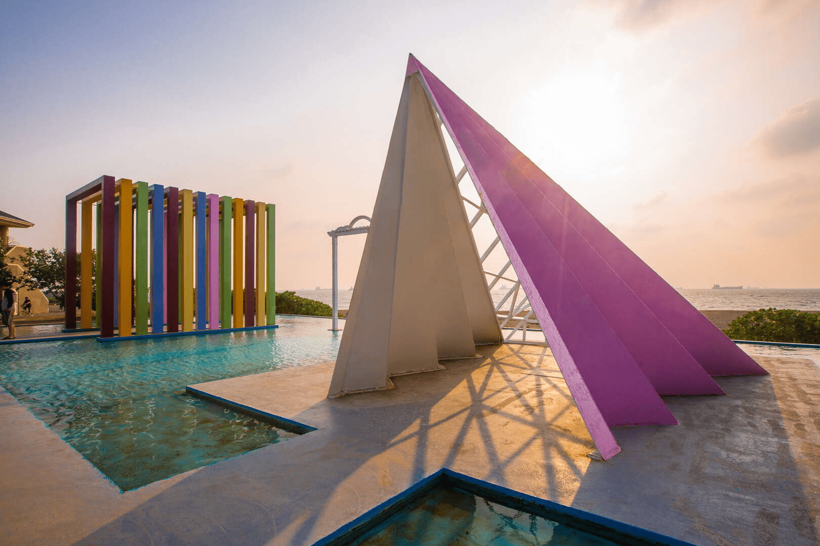 一路走訪彩虹教堂、旗後砲台與六合夜市，把高雄城市的味道與景色都收進腳步裡