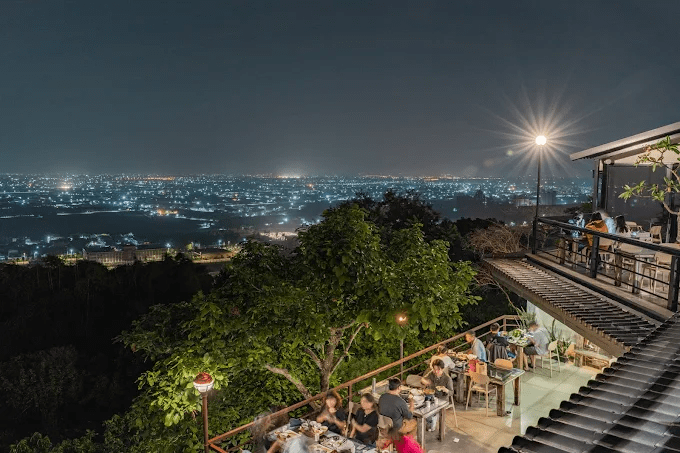 傍晚後沿著海風走進高雄，跟著燈光與視野一路尋找最動人的夜景步調