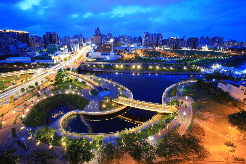 傍晚後沿著海風走進高雄，跟著燈光與視野一路尋找最動人的夜景步調