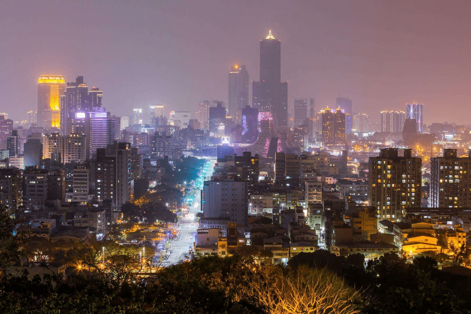 傍晚後沿著海風走進高雄，跟著燈光與視野一路尋找最動人的夜景步調
