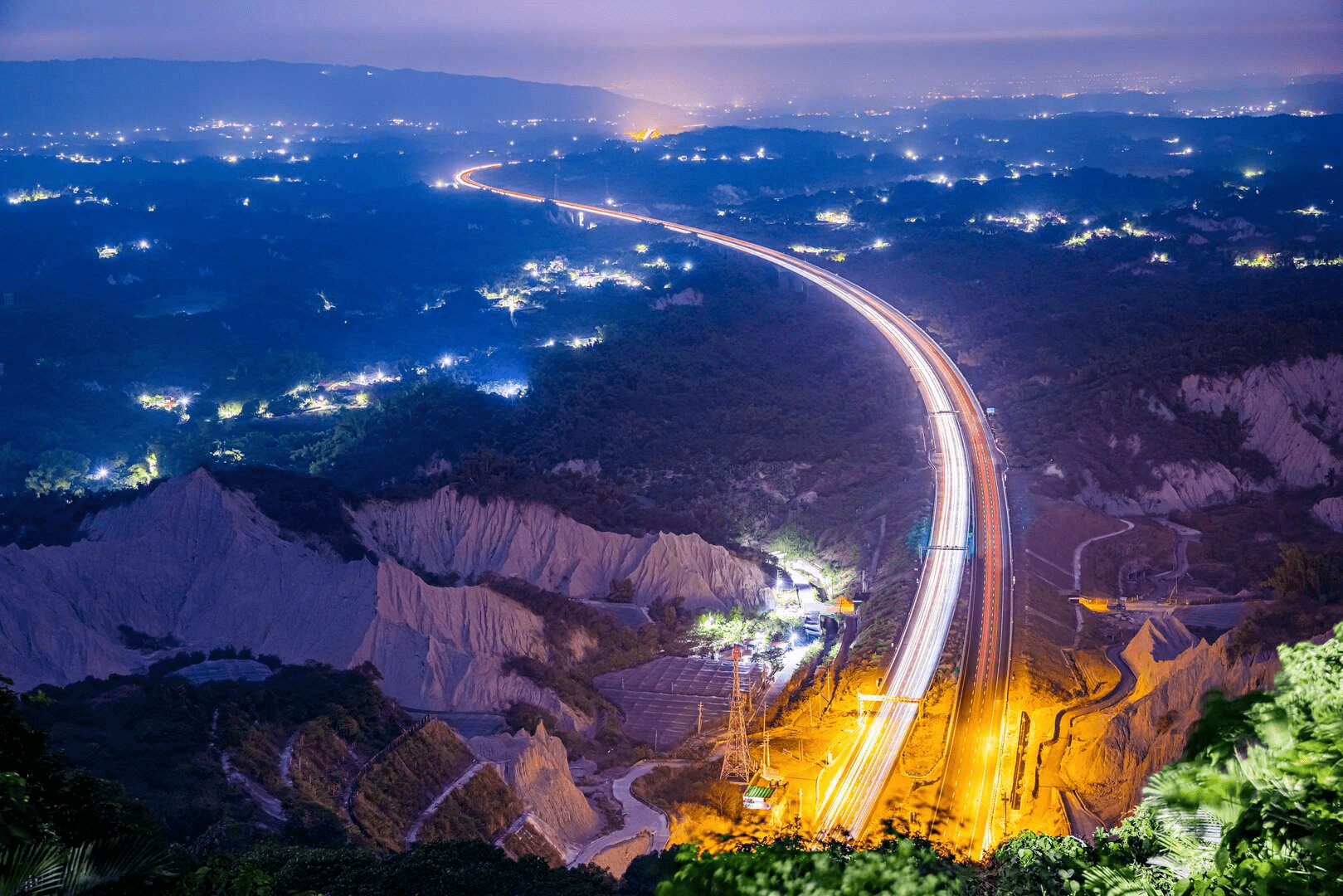傍晚後沿著海風走進高雄，跟著燈光與視野一路尋找最動人的夜景步調