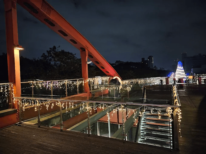 傍晚後沿著海風走進高雄，跟著燈光與視野一路尋找最動人的夜景步調