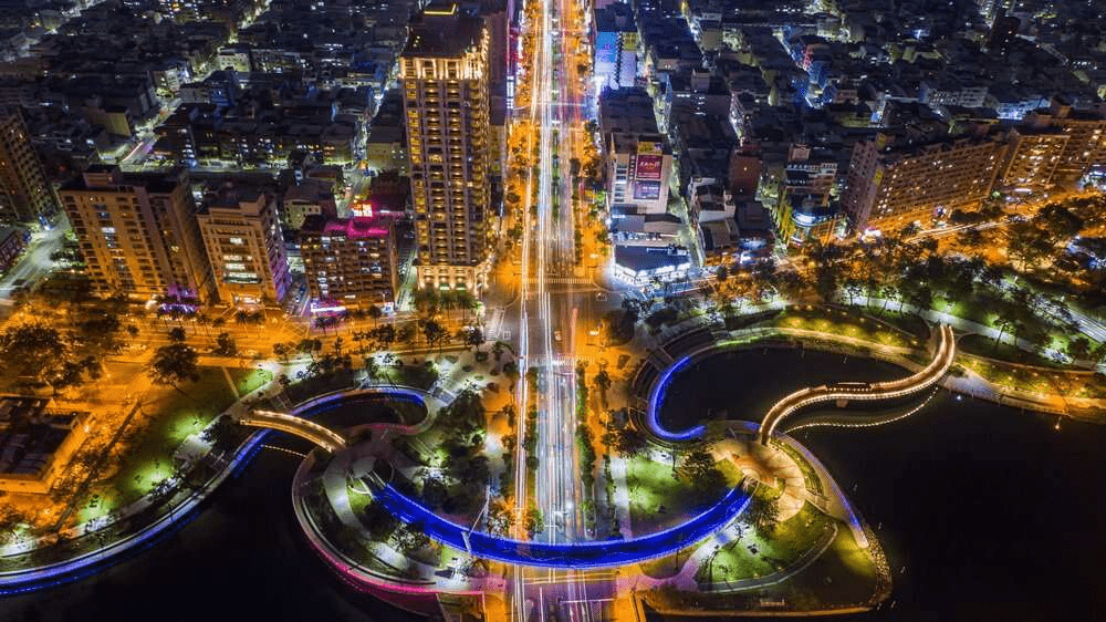 走進高雄愛河之心的夜色，讓橋上微光與湖面涼風陪你完成一段安靜又浪漫的散步