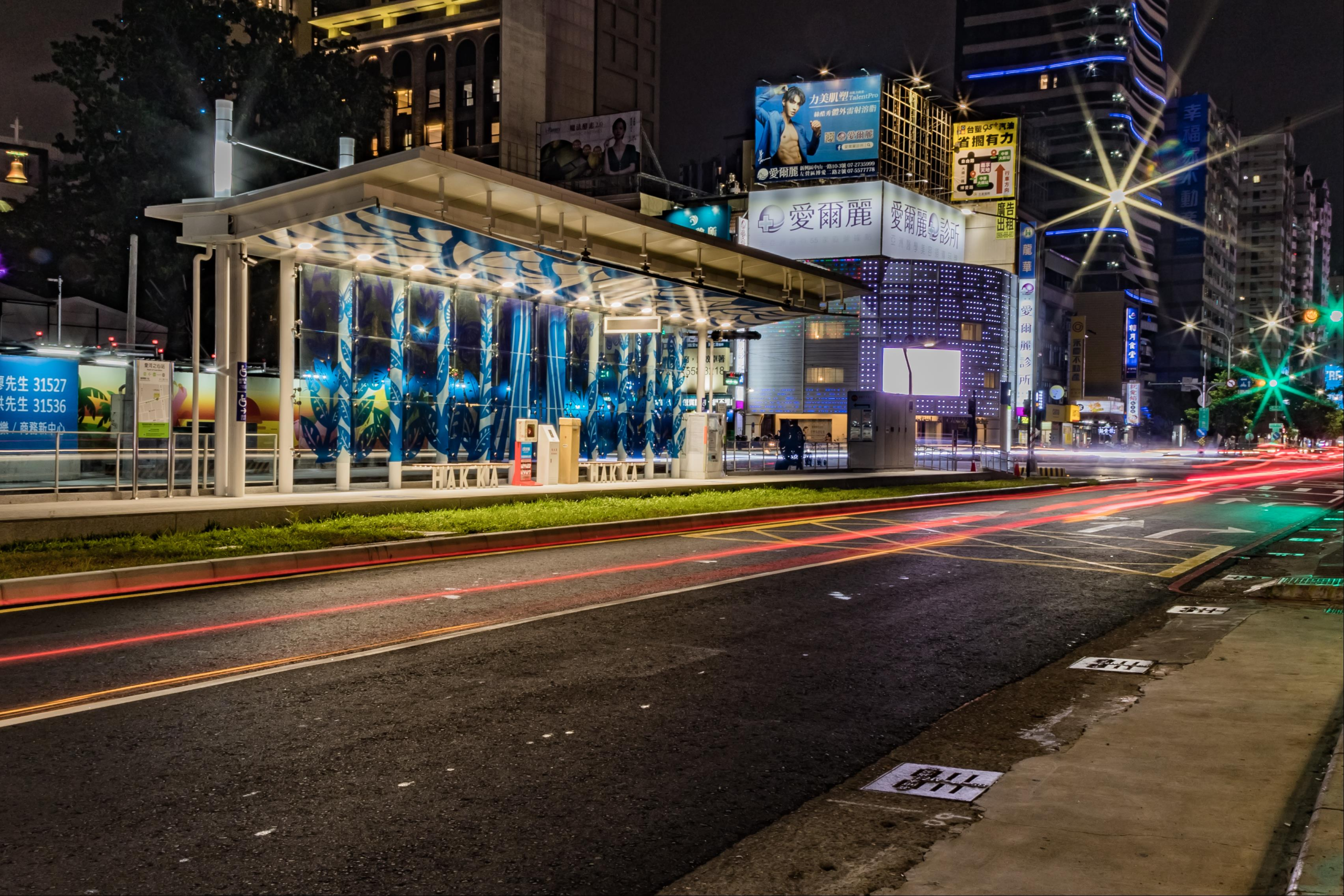 走進高雄愛河之心的夜色，讓橋上微光與湖面涼風陪你完成一段安靜又浪漫的散步