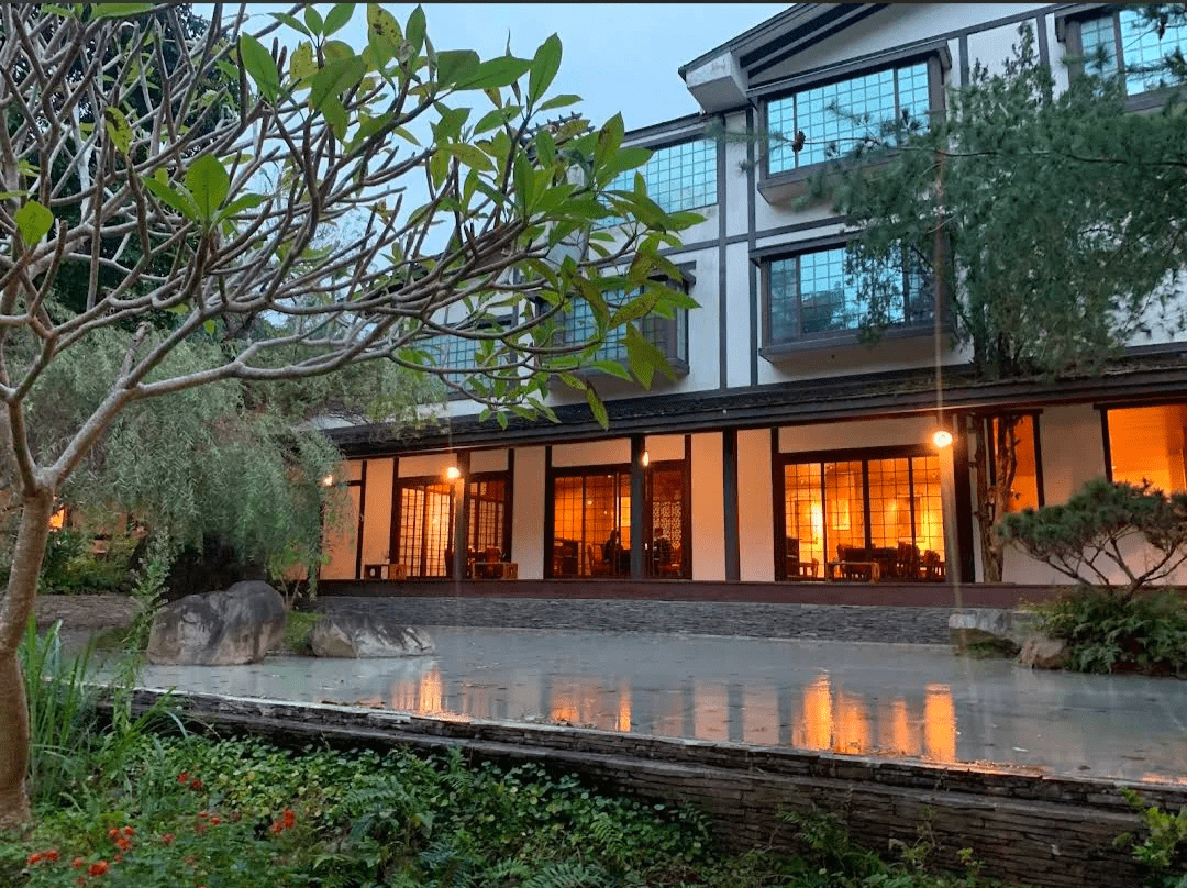 苗栗大湖石風溫泉渡假城堡 想找一個能暫時離開日常、讓心靈徹底 Reset 的地方嗎？