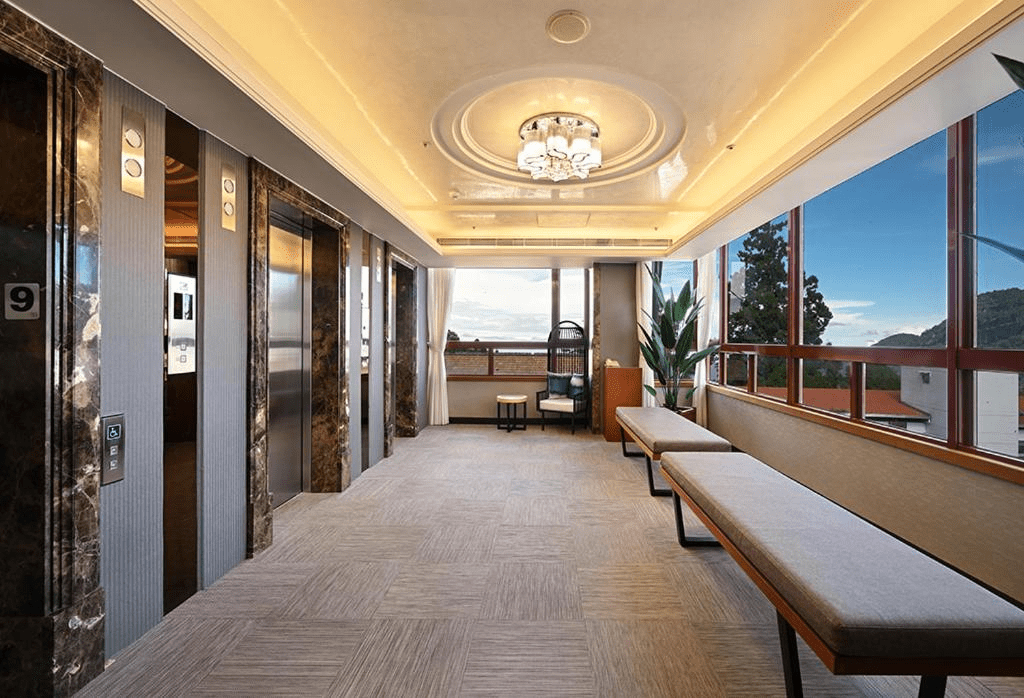 走進阿里山賓館迎著清晨微光，看雲海在觀景平台下緩緩鋪展的那一刻