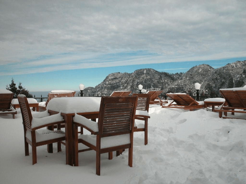 走進阿里山賓館迎著清晨微光，看雲海在觀景平台下緩緩鋪展的那一刻