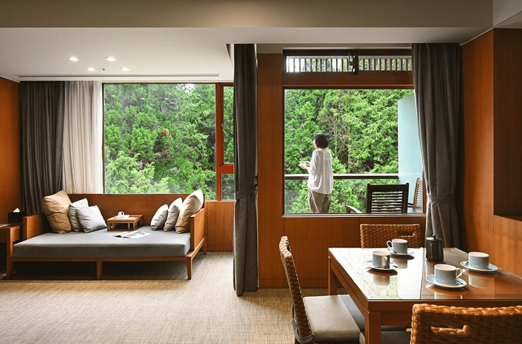 在蜿蜒山路逐漸開闊的阿里山黃昏裡，找到一處願意停下的住宿，讓旅程因一晚好眠而完整