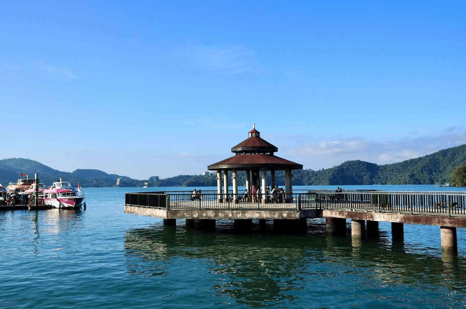 日月潭的湖面會記得你，那些在伊達邵碼頭的片刻，是旅行最柔軟的部分