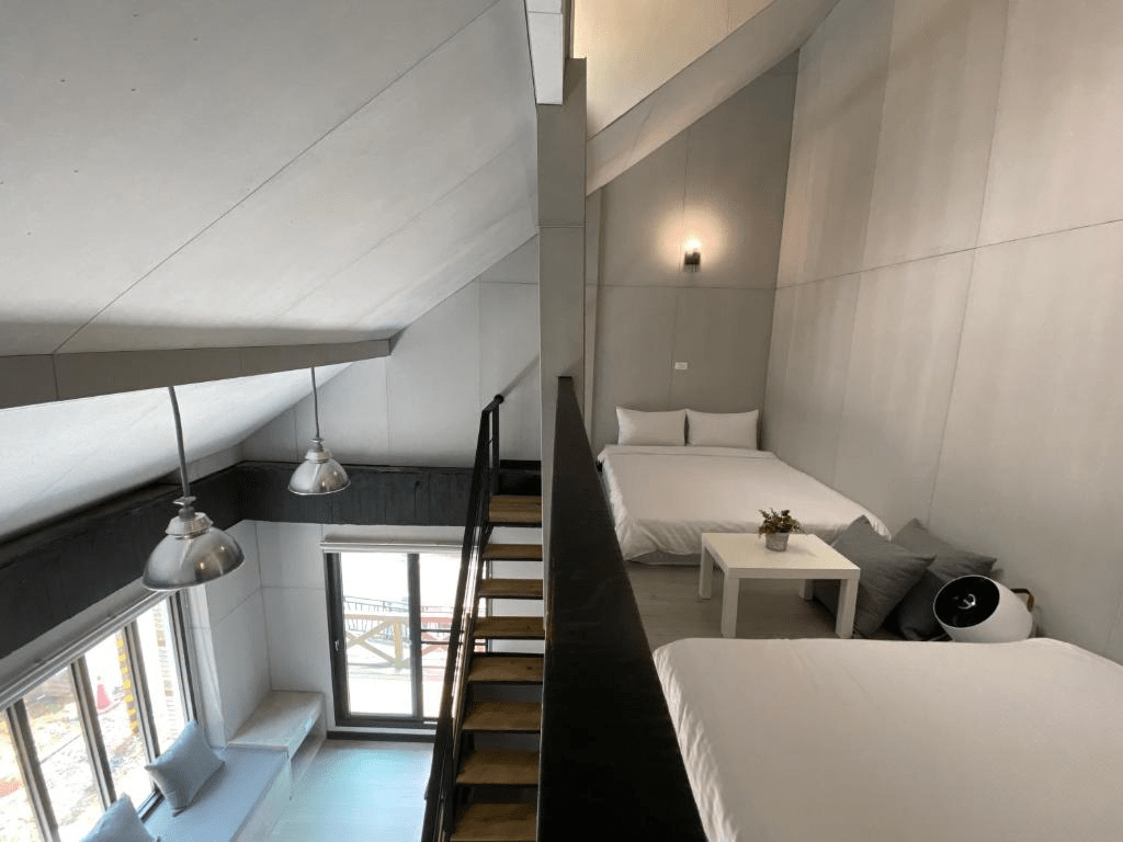 在蜿蜒山路逐漸開闊的阿里山黃昏裡，找到一處願意停下的住宿，讓旅程因一晚好眠而完整