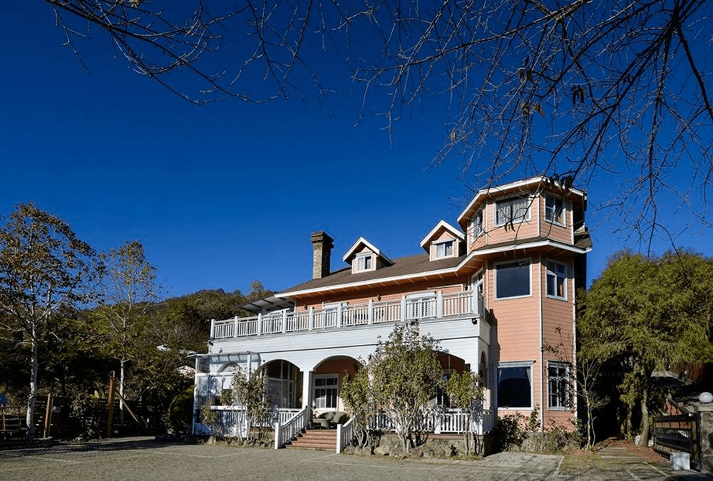在木屋裡看雲海流動，住進雲霧與陽光之間，清境晨曦山莊的溫柔慢時光