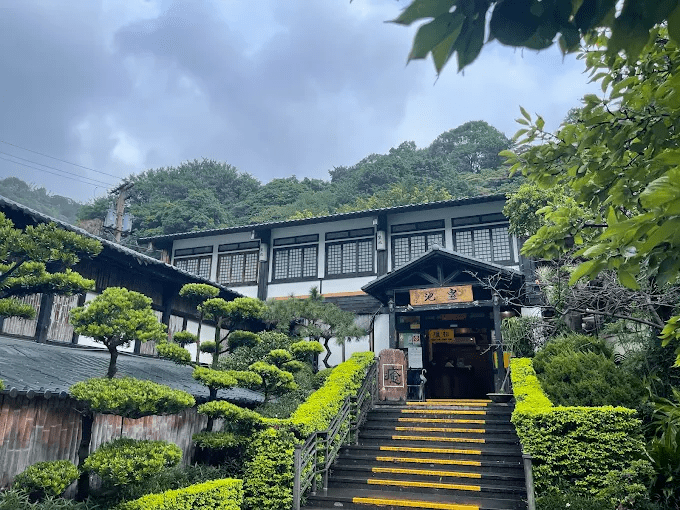 在北投溫泉的晨霧裡慢慢走進暖意,讓身體被山城的輕硫香悄悄包住的一天