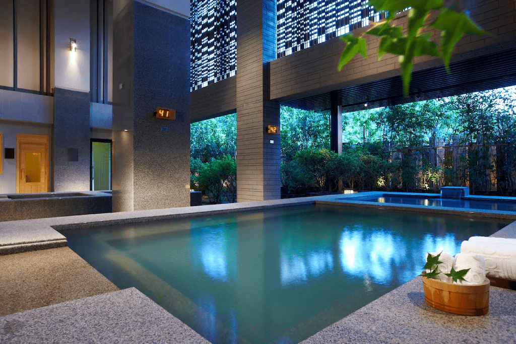 在北投溫泉的晨霧裡慢慢走進暖意,讓身體被山城的輕硫香悄悄包住的一天