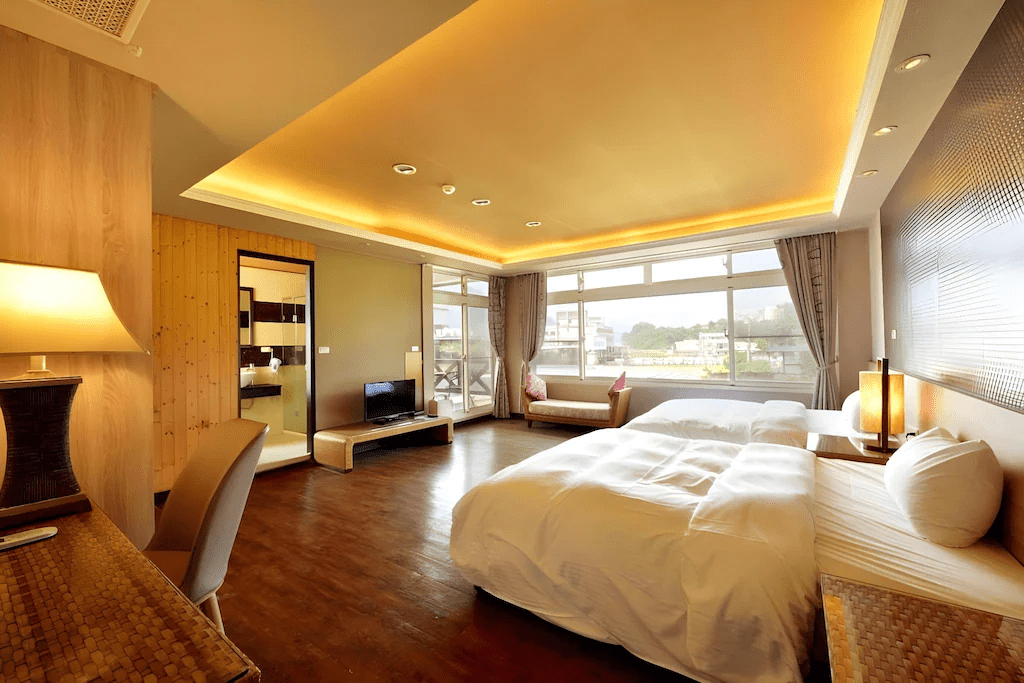 沿著山路走向苗栗大湖的慈夢柔渡假會館,在溫泉蒸氣與山影裡把旅行的步調重新調慢