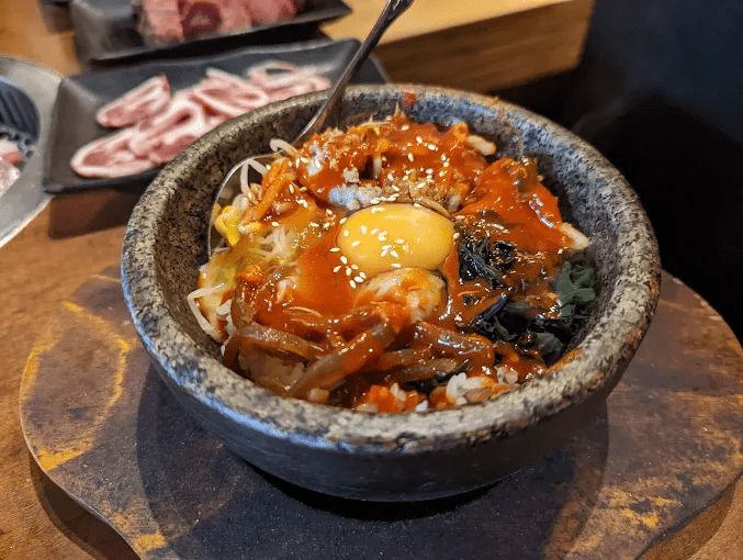 踏進台中的那刻讓旅程悄悄展開，在尋找住宿的路上把街景、人聲與期待一併收進行李裡