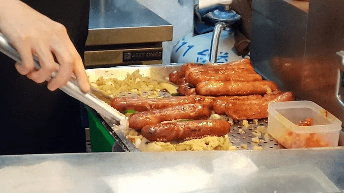 踏進台中的那刻讓旅程悄悄展開，在尋找住宿的路上把街景、人聲與期待一併收進行李裡