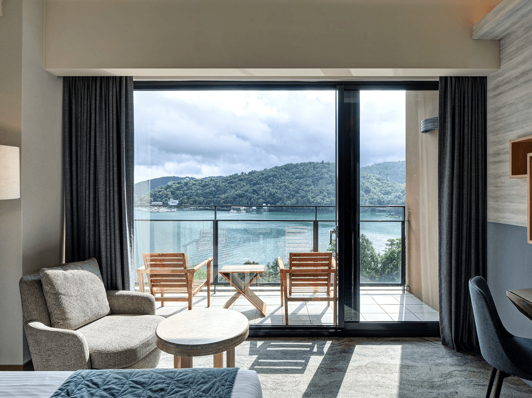 傾聽湖面的呼吸，把生活放慢一點，在雲品的房間裡，看湖水教你慢下來