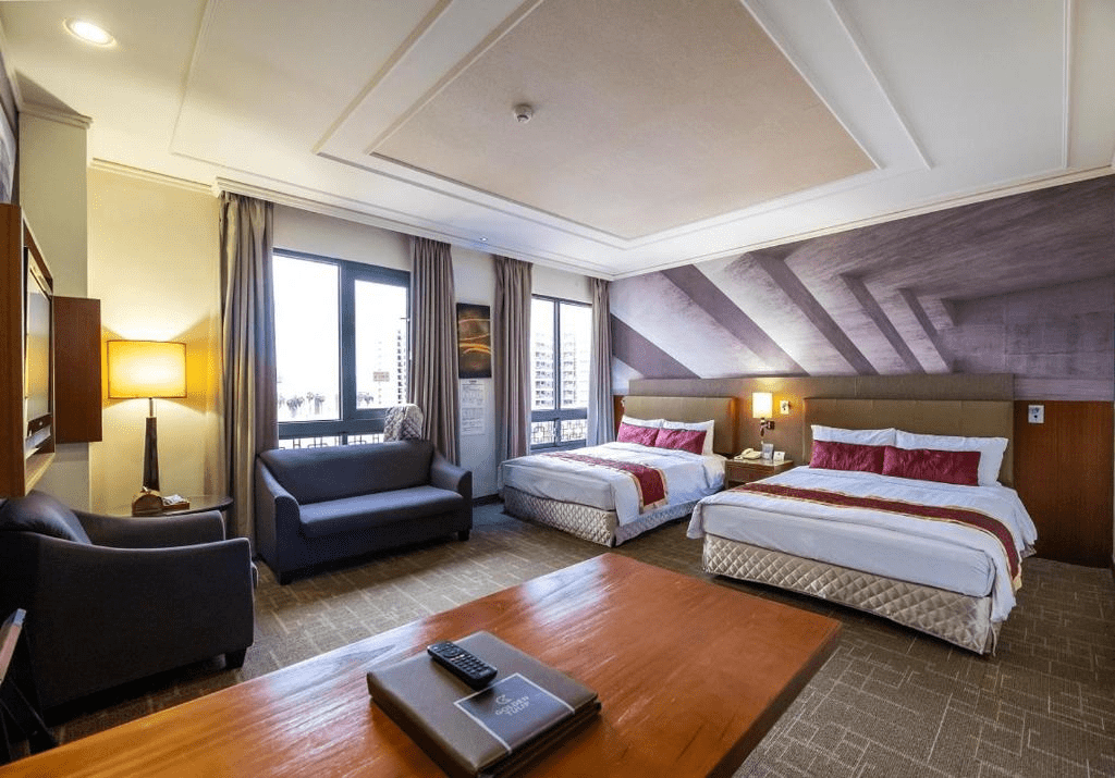 在苗栗住宿醒來的那刻，看山光慢慢推開晨霧，把旅程悄悄帶進更柔軟的節奏裡