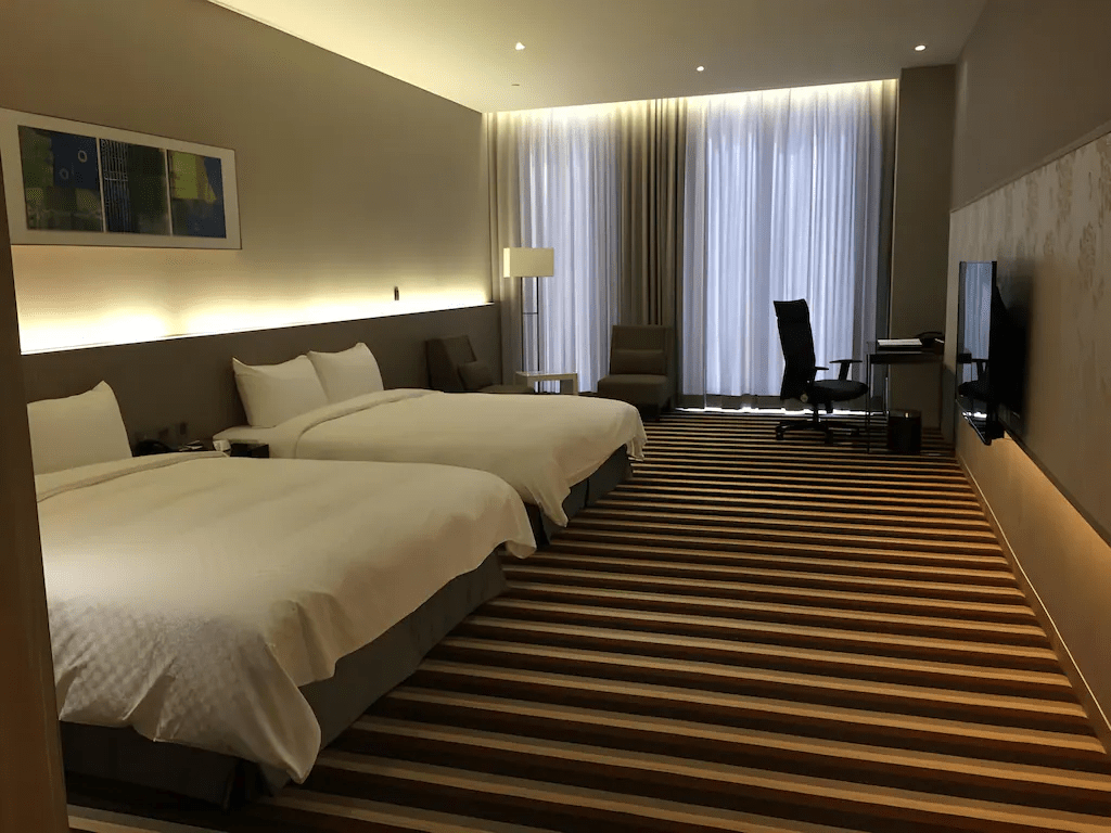 在苗栗住宿醒來的那刻，看山光慢慢推開晨霧，把旅程悄悄帶進更柔軟的節奏裡