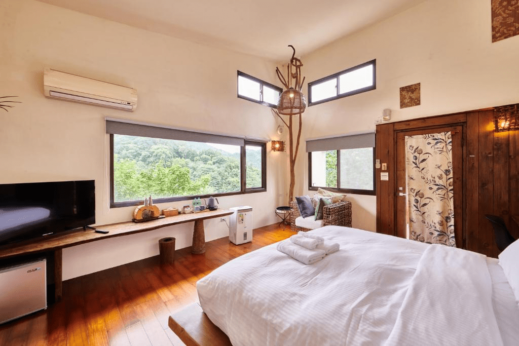 在苗栗住宿醒來的那刻，看山光慢慢推開晨霧，把旅程悄悄帶進更柔軟的節奏裡