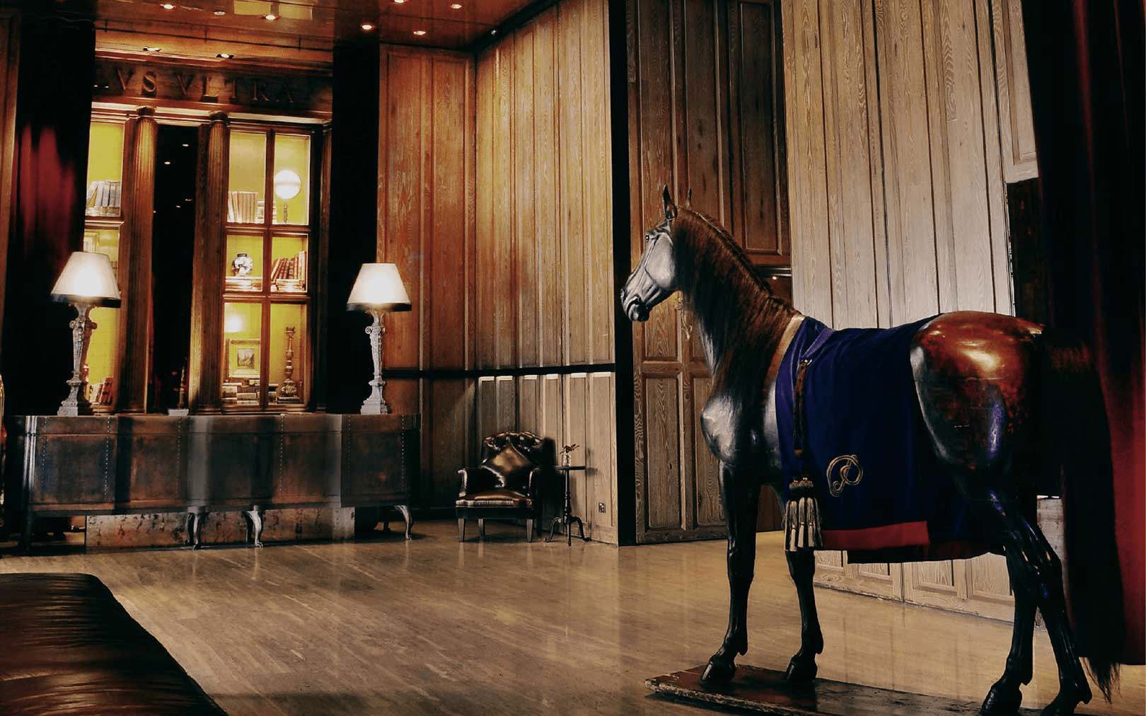 在台北的夜晚住進故事裡，都市旁的優雅時刻，走進君品酒店的暖色世界