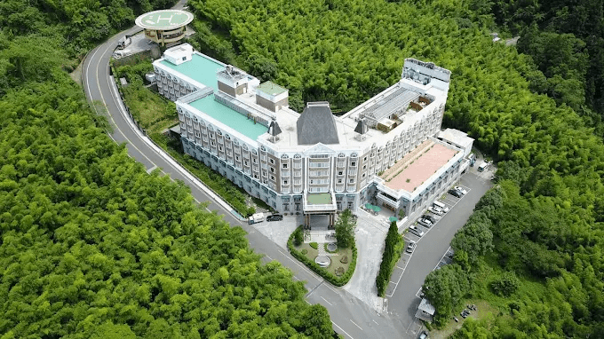 在杉林溪的步道氣息裡緩緩前行，選一間貼近森林的住宿，把整夜的山霧都留給自己