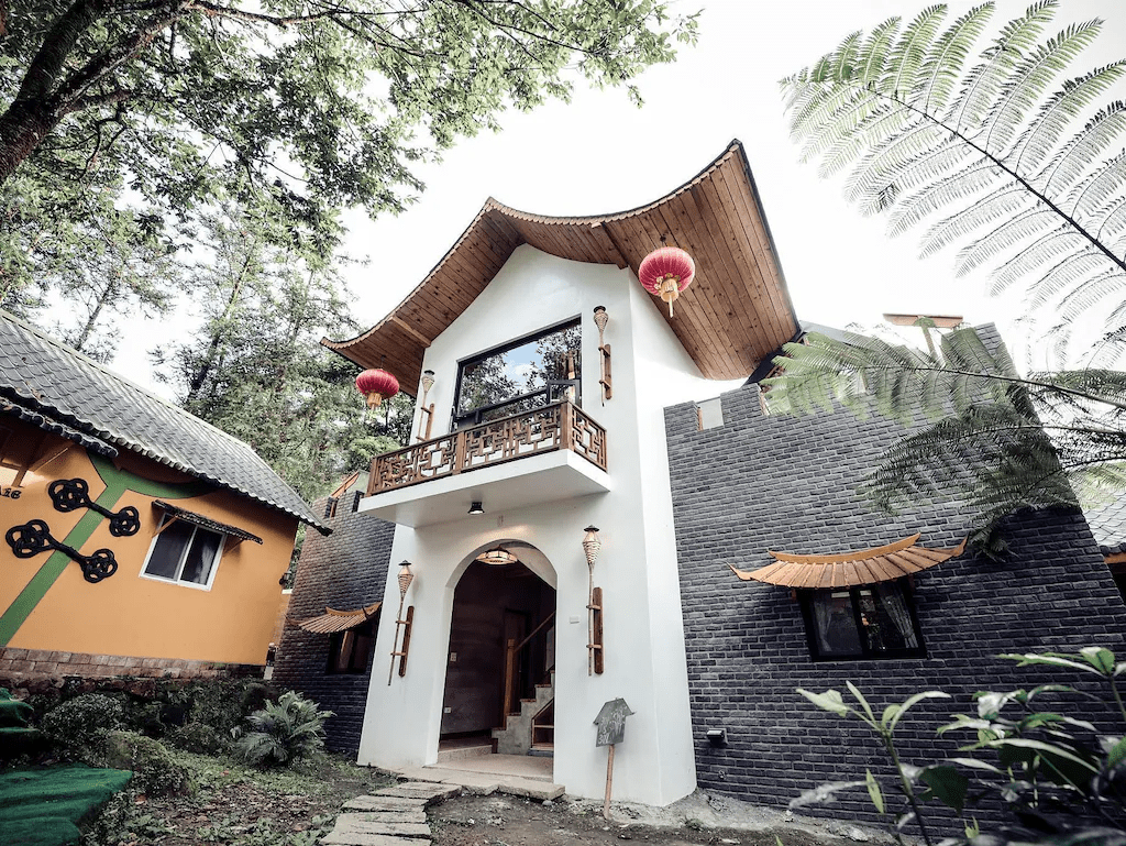 在杉林溪的步道氣息裡緩緩前行，選一間貼近森林的住宿，把整夜的山霧都留給自己