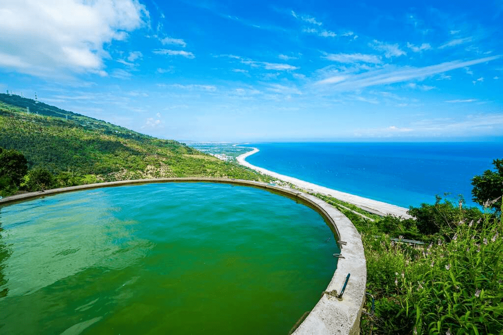 日月潭的湖水走得很慢，在日月潭水漾的晨曦裡，看湖光與晨霧輕輕發光