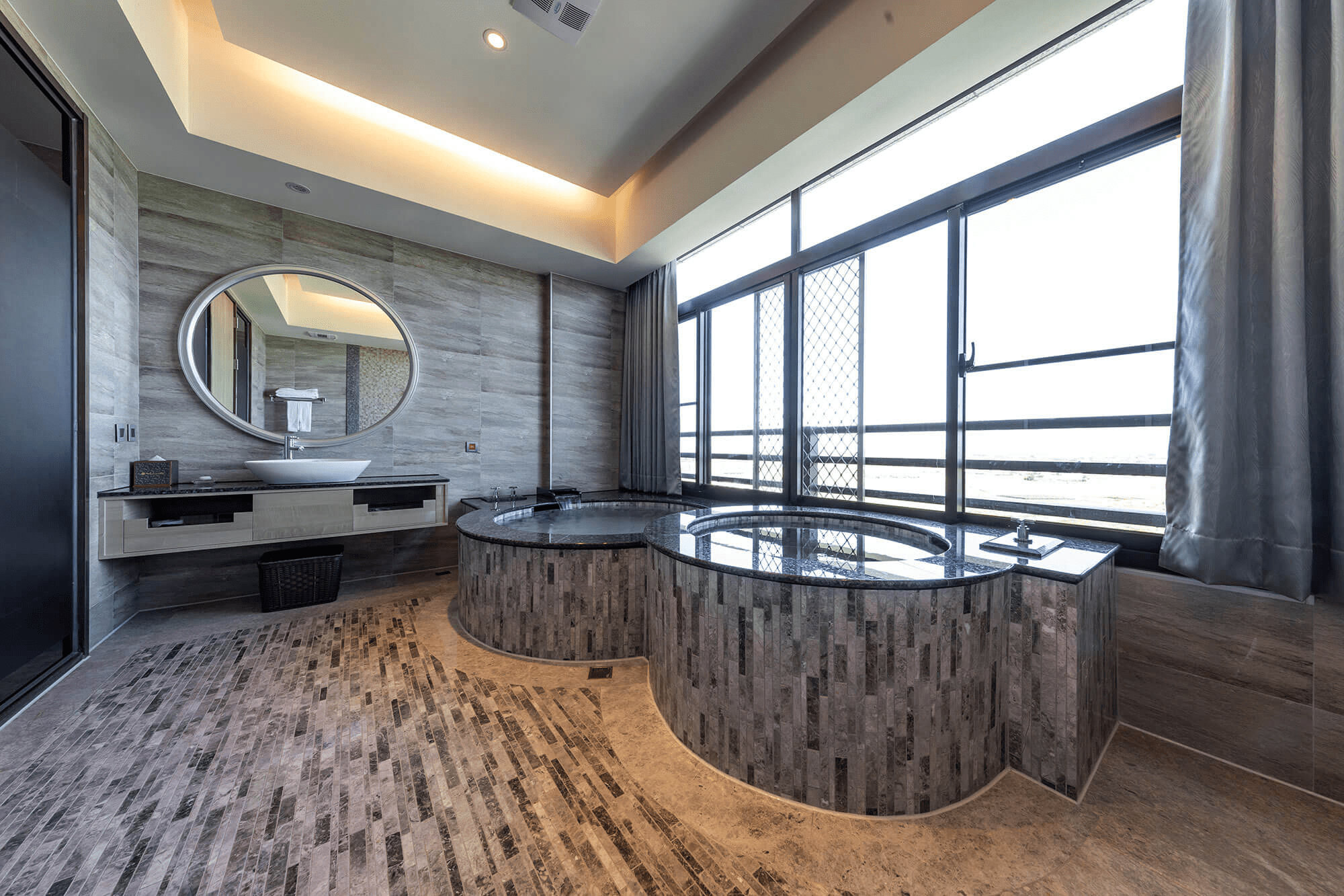 在礁溪的一個停靠點，在川湯春天旗艦館的溫泉裡呼吸，把旅行變得柔軟