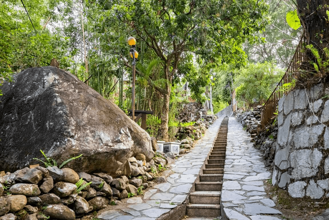 沿著山路抵達谷關時，泡進溫泉那一刻會突然懂得旅行的慢，像是整個身心都被輕輕接住