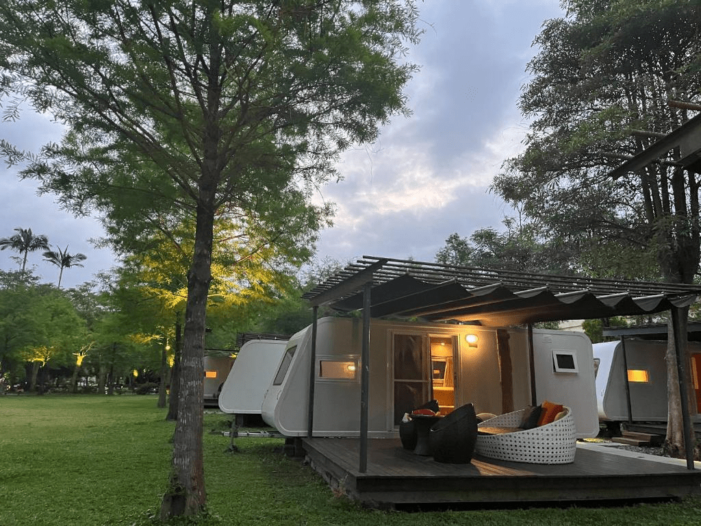 從宜蘭到苗栗的露營車路途中漫步光影與綠意，用一段緩慢而自在的旅行重新靠近自然